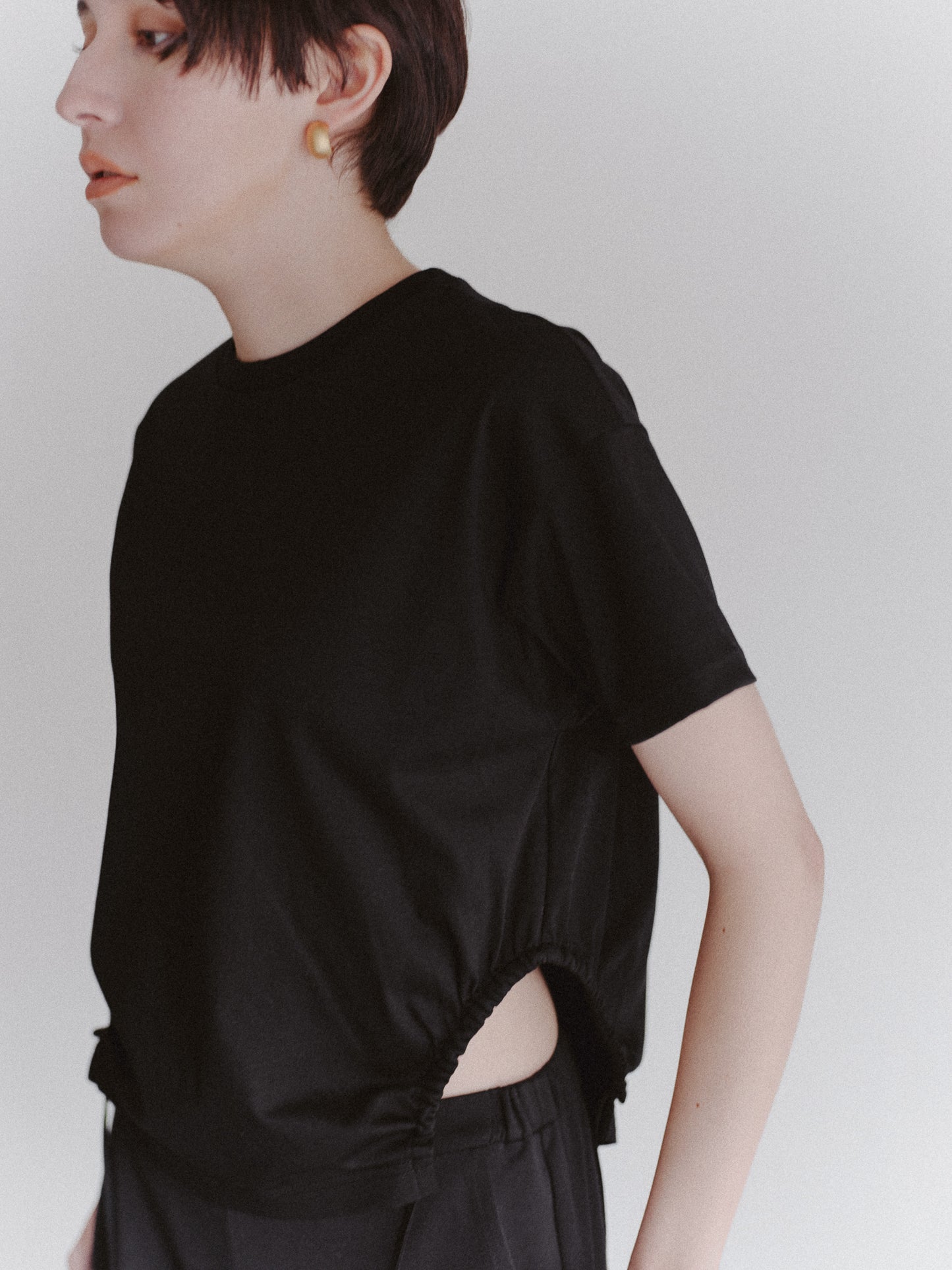 Curve gather tee -black-