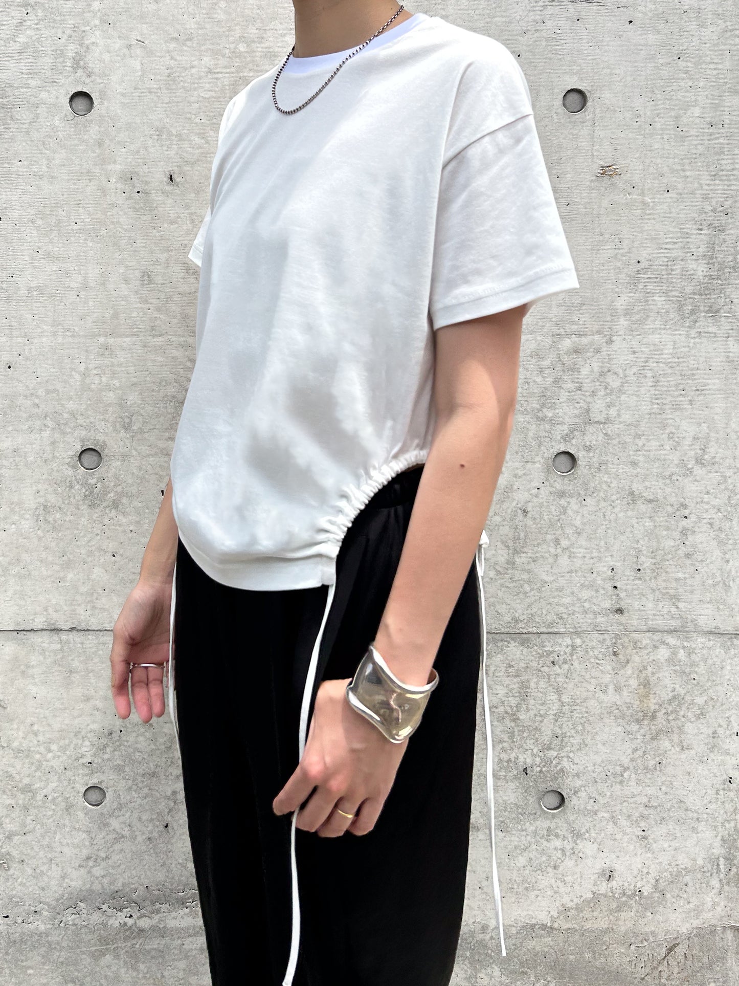 Curve gather tee -white-