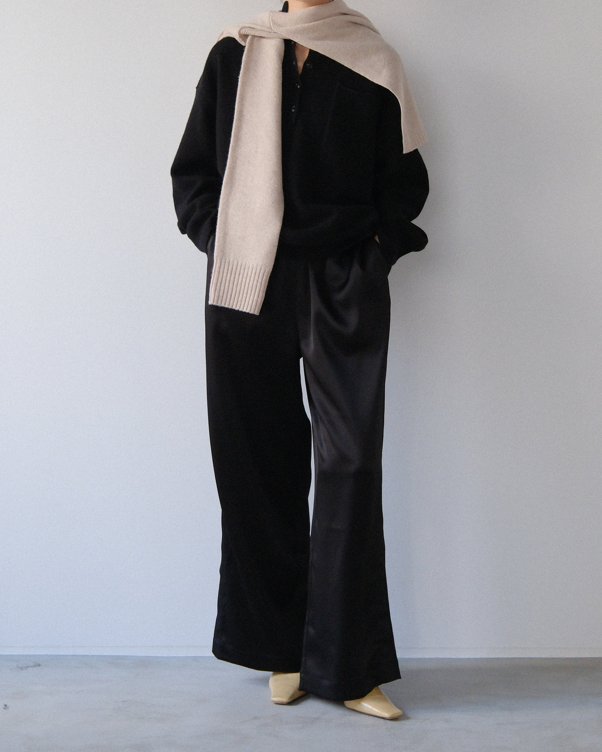 Satin slit pants (2colors)