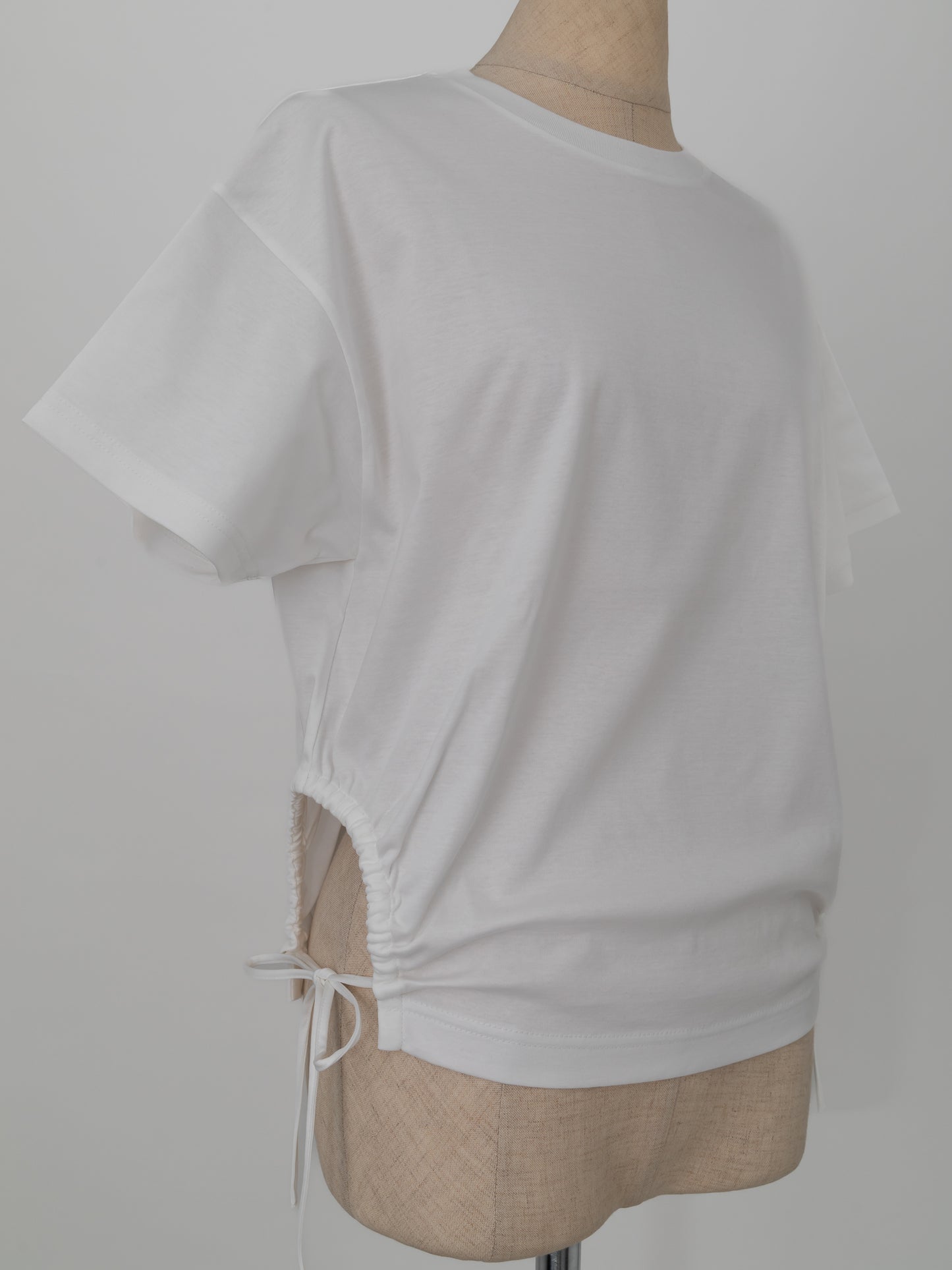 Curve gather tee -white-