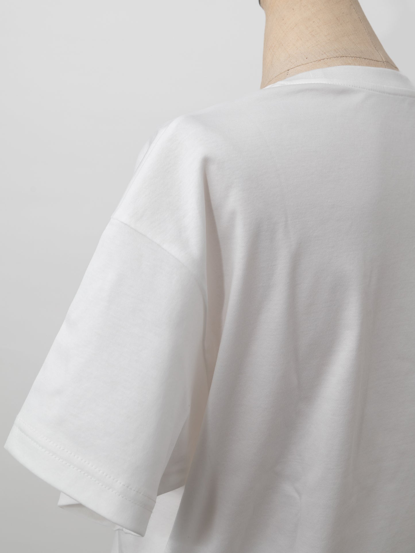 Curve gather tee -white-