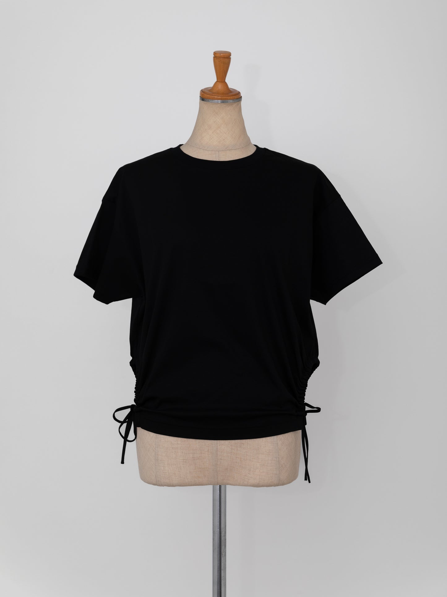 Curve gather tee -black-