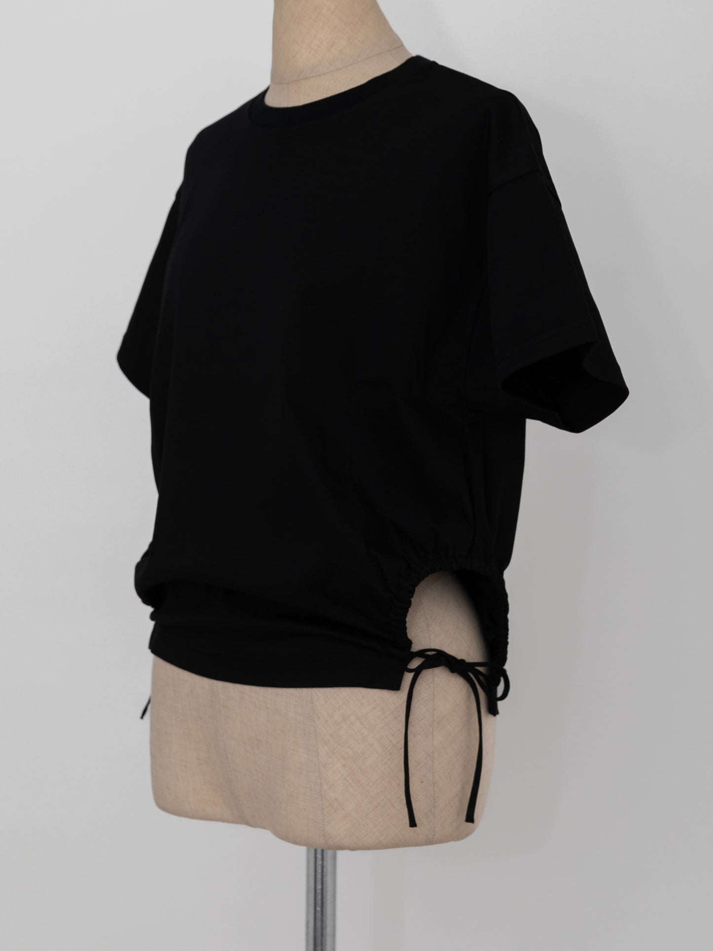 Curve gather tee -black-