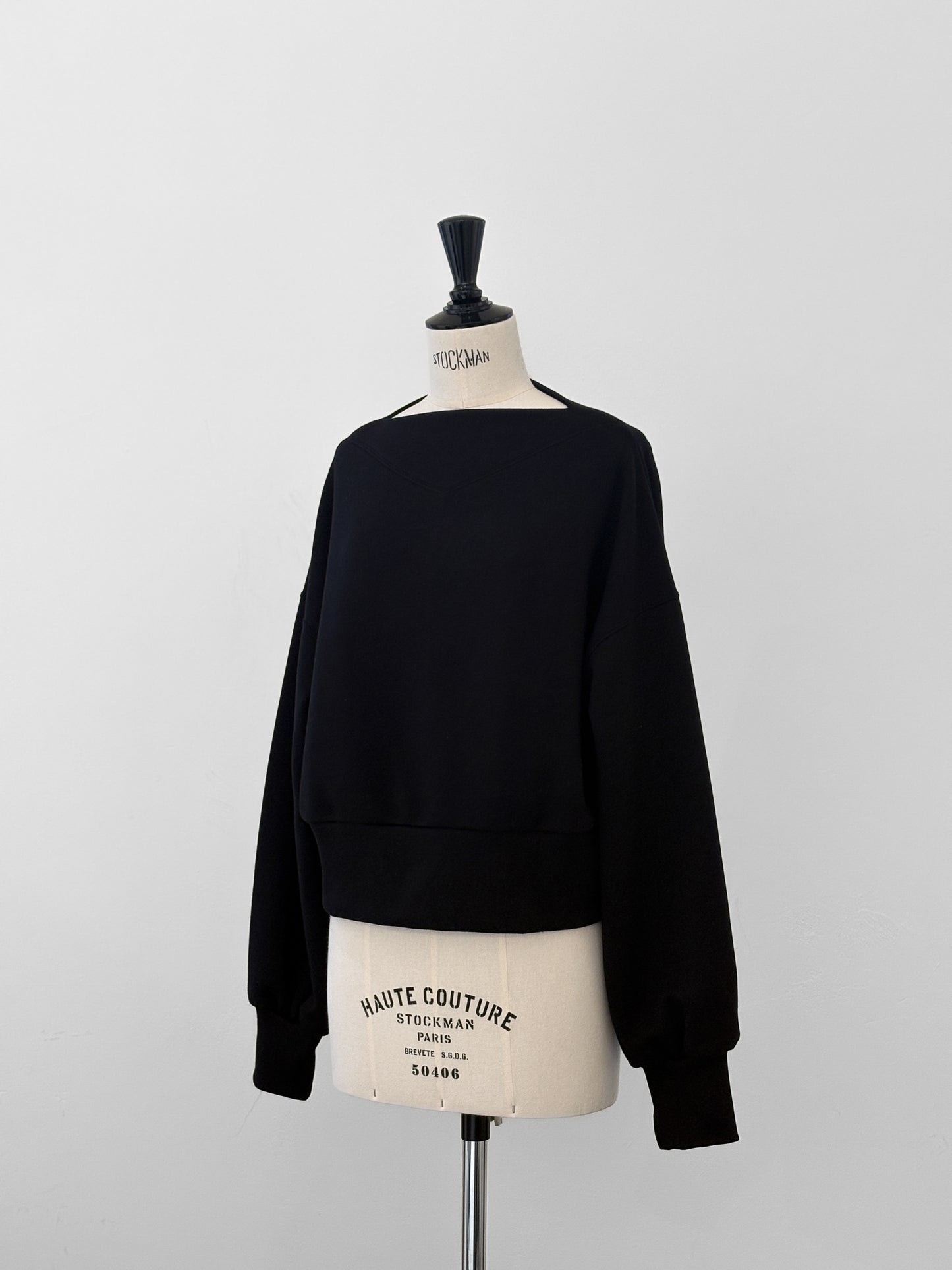 Edge neck sweater (2color)