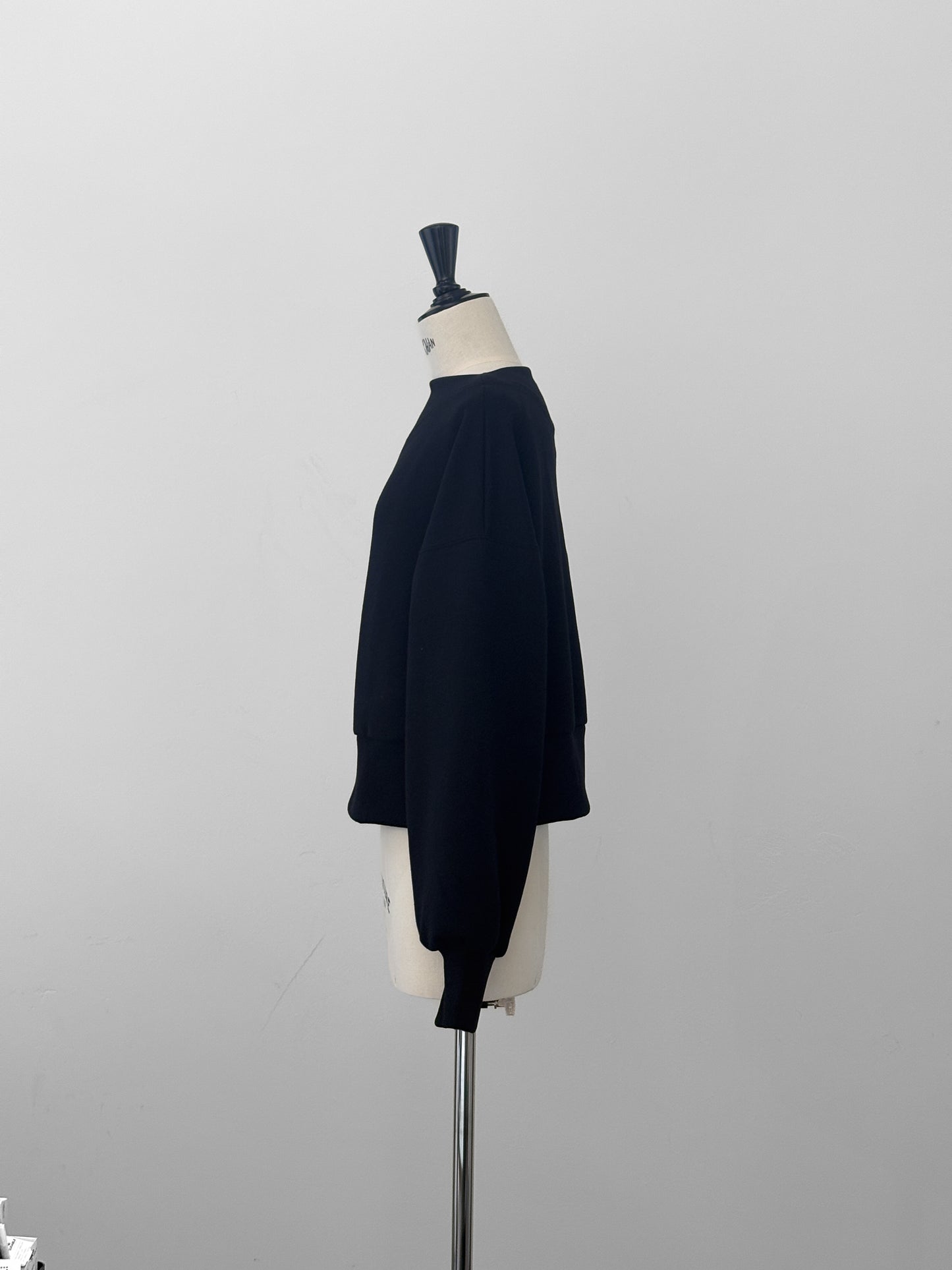 Edge neck sweater (2color)