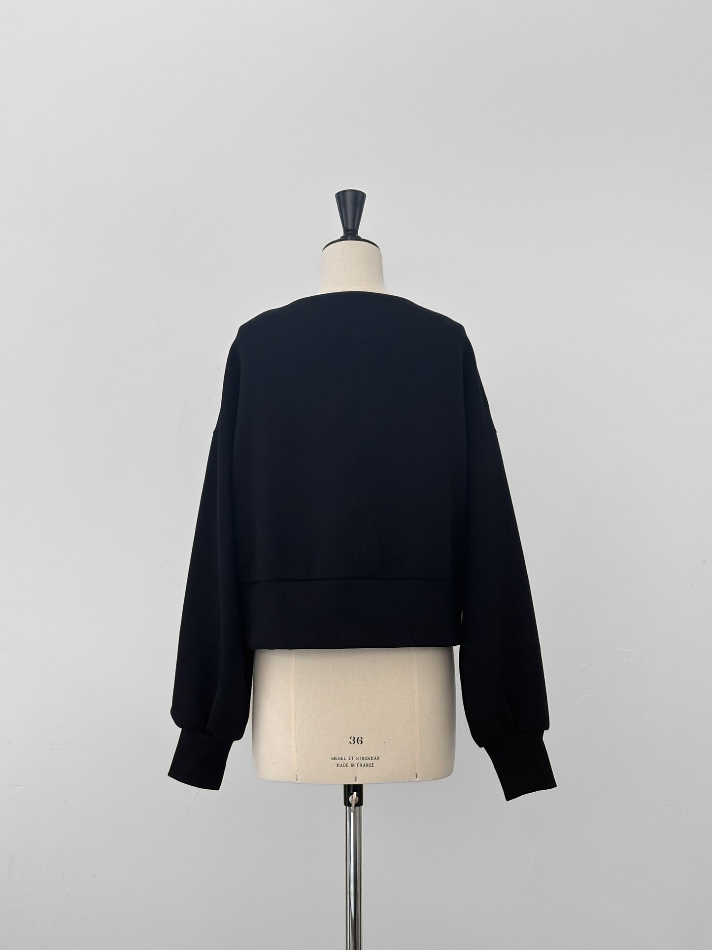 Edge neck sweater (2color)