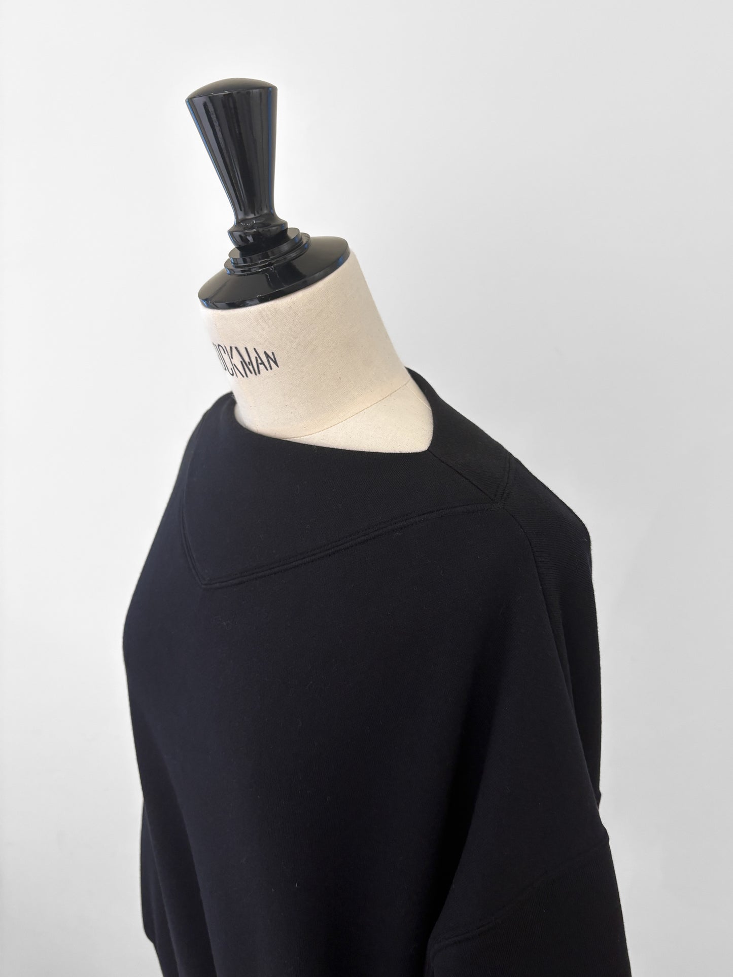 Edge neck sweater (2color)