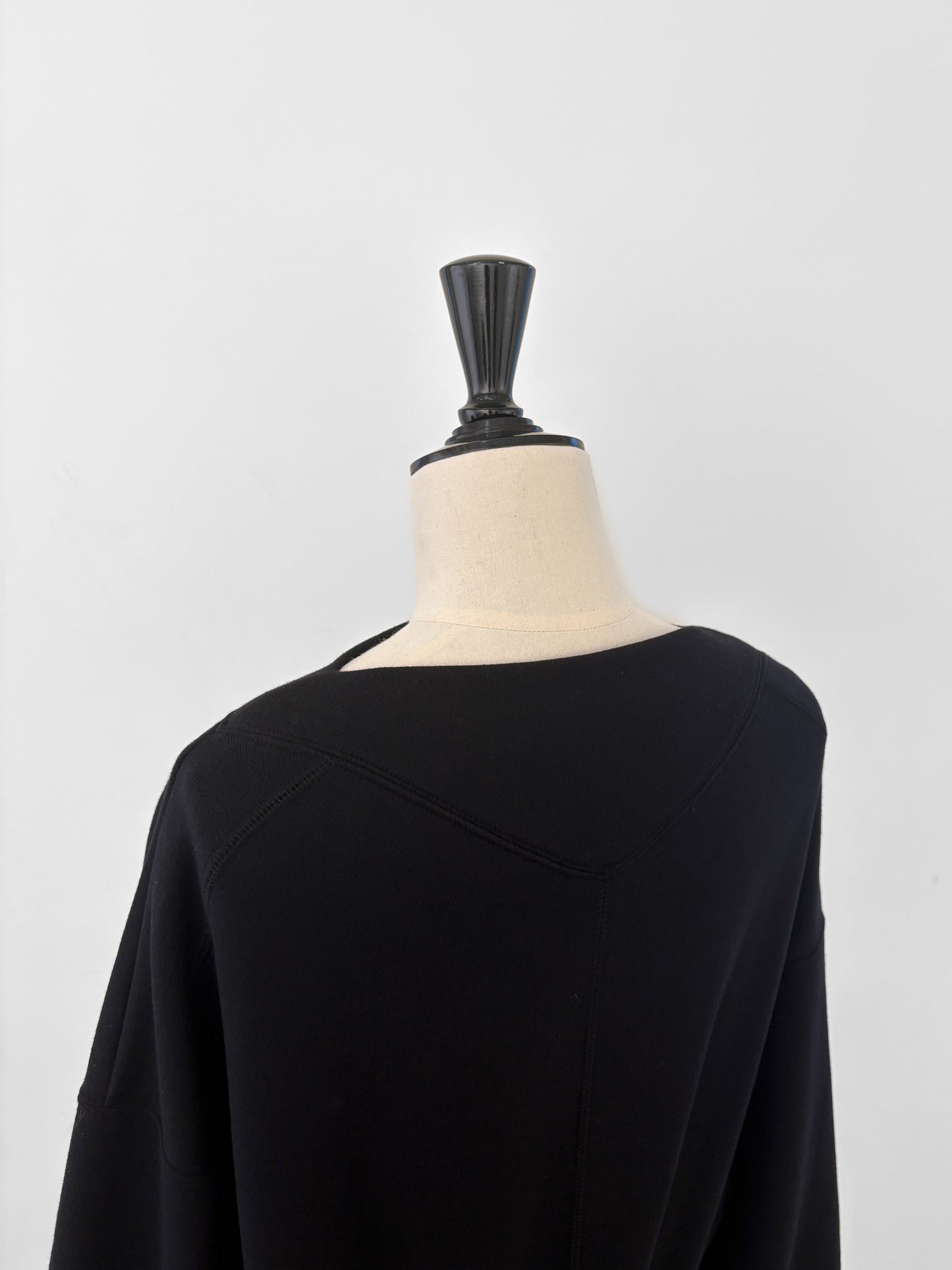 Edge neck sweater (2color)