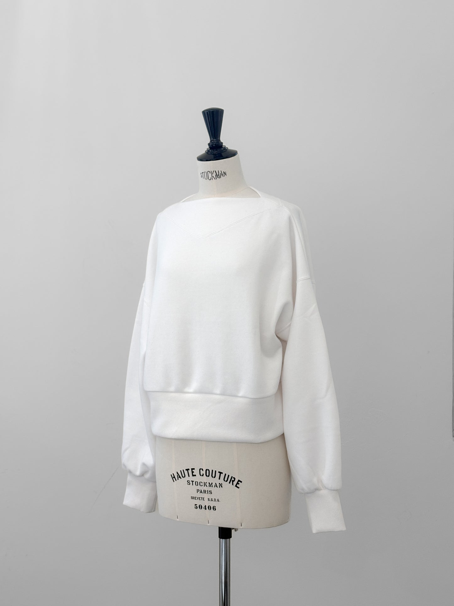 Edge neck sweater (2color)