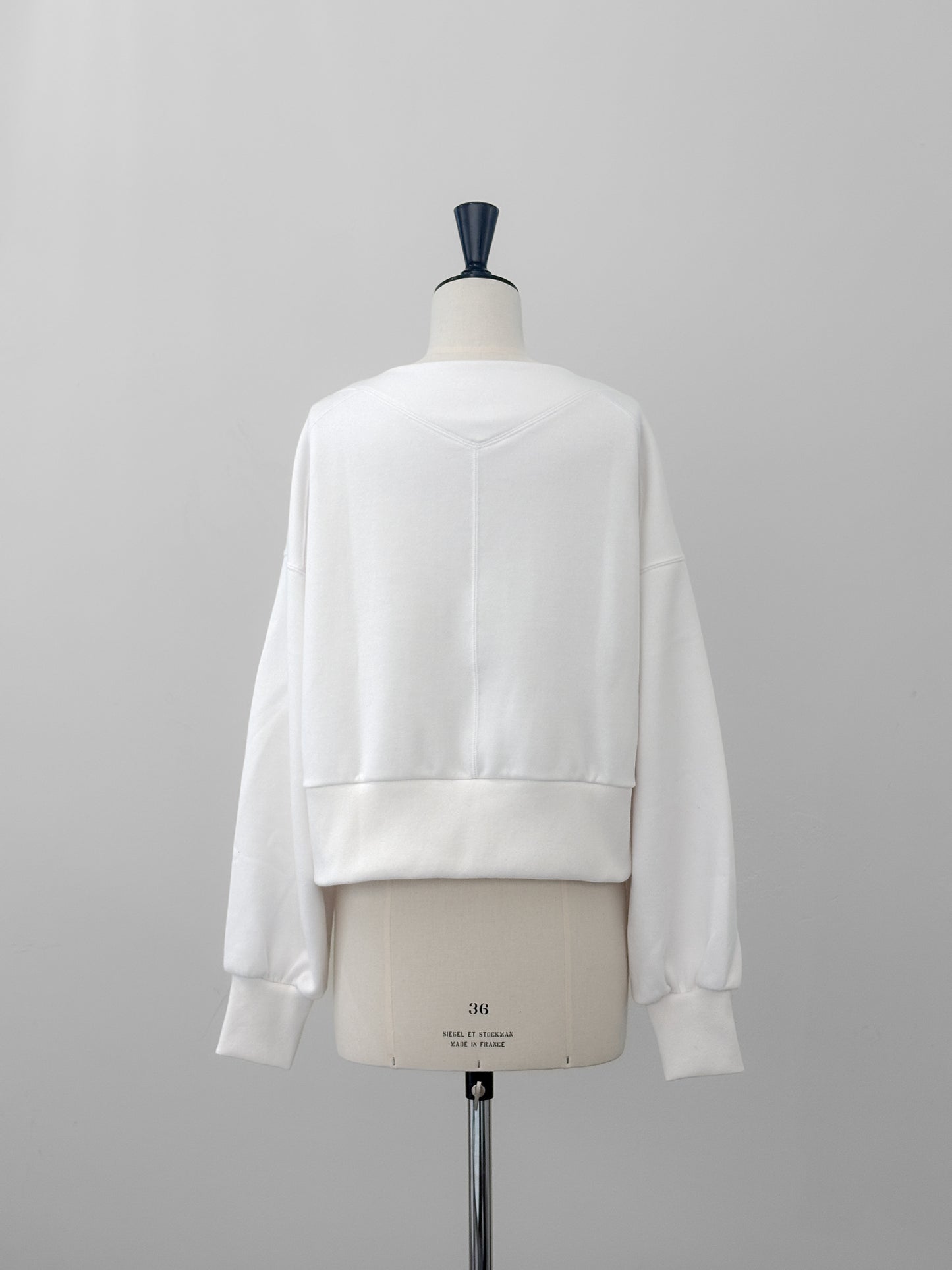 Edge neck sweater (2color)