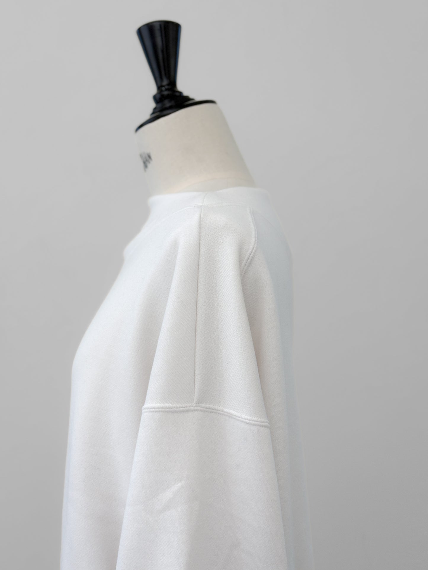 Edge neck sweater (2color)