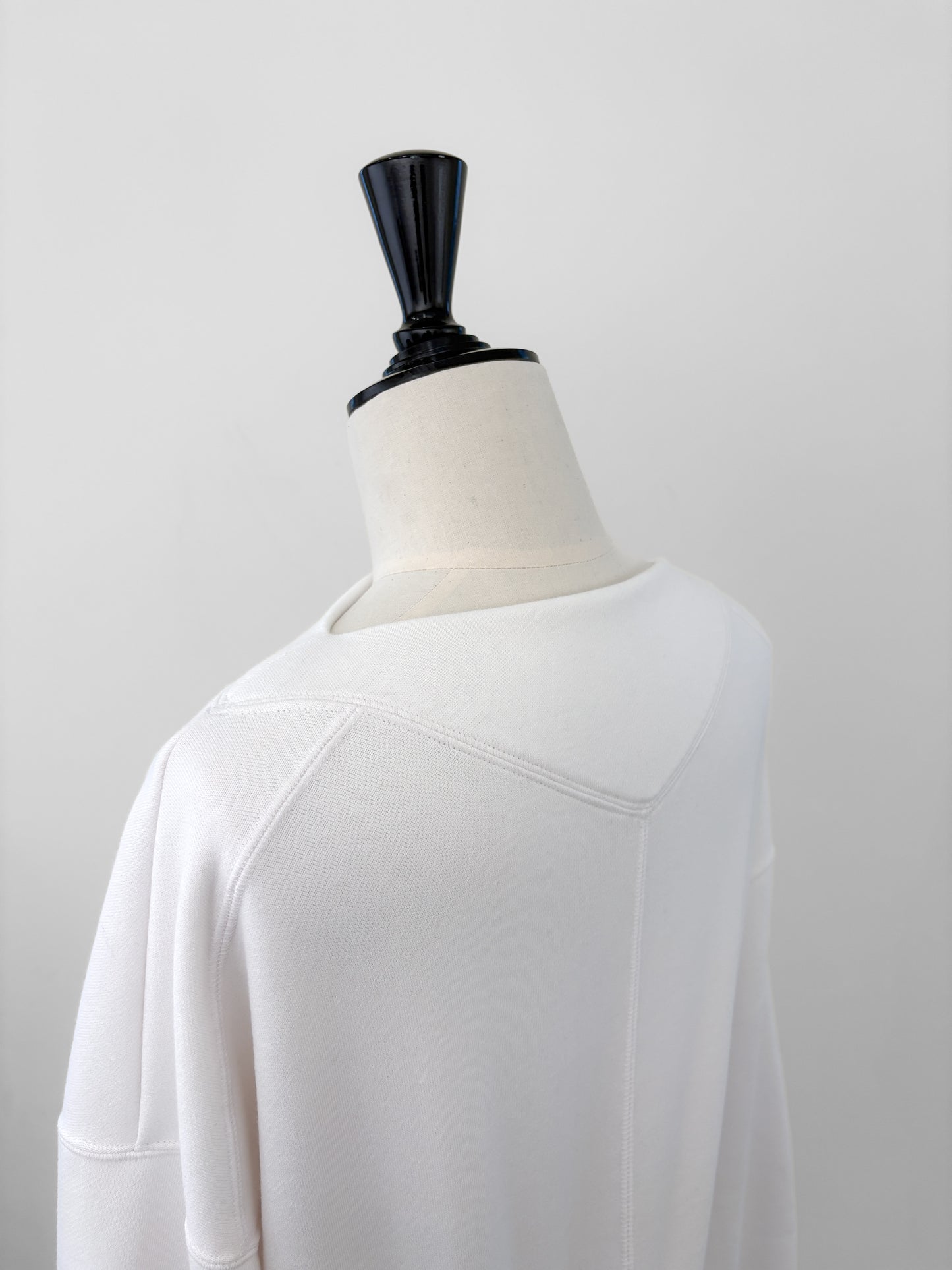 Edge neck sweater (2color)