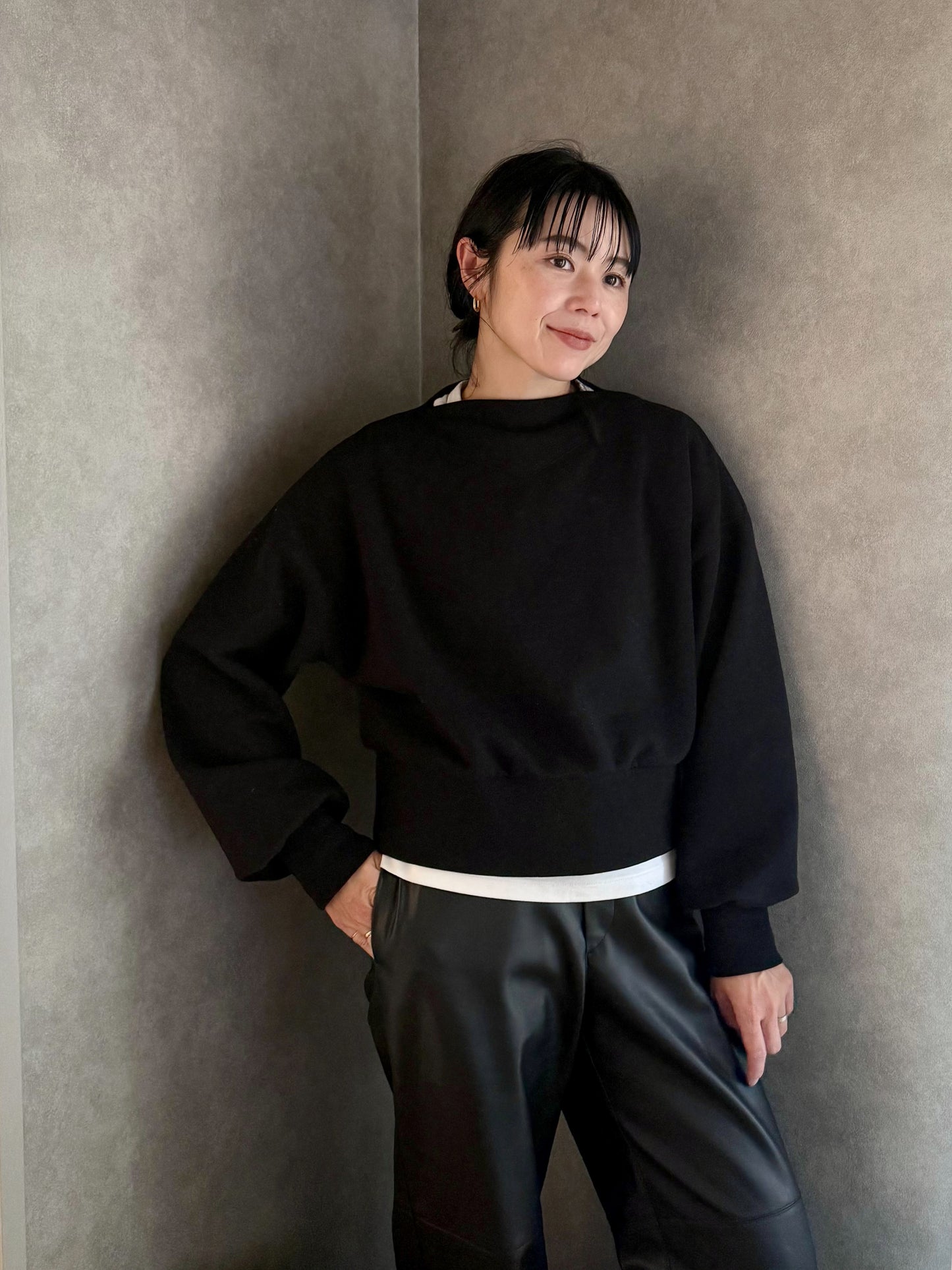 Edge neck sweater (2color)