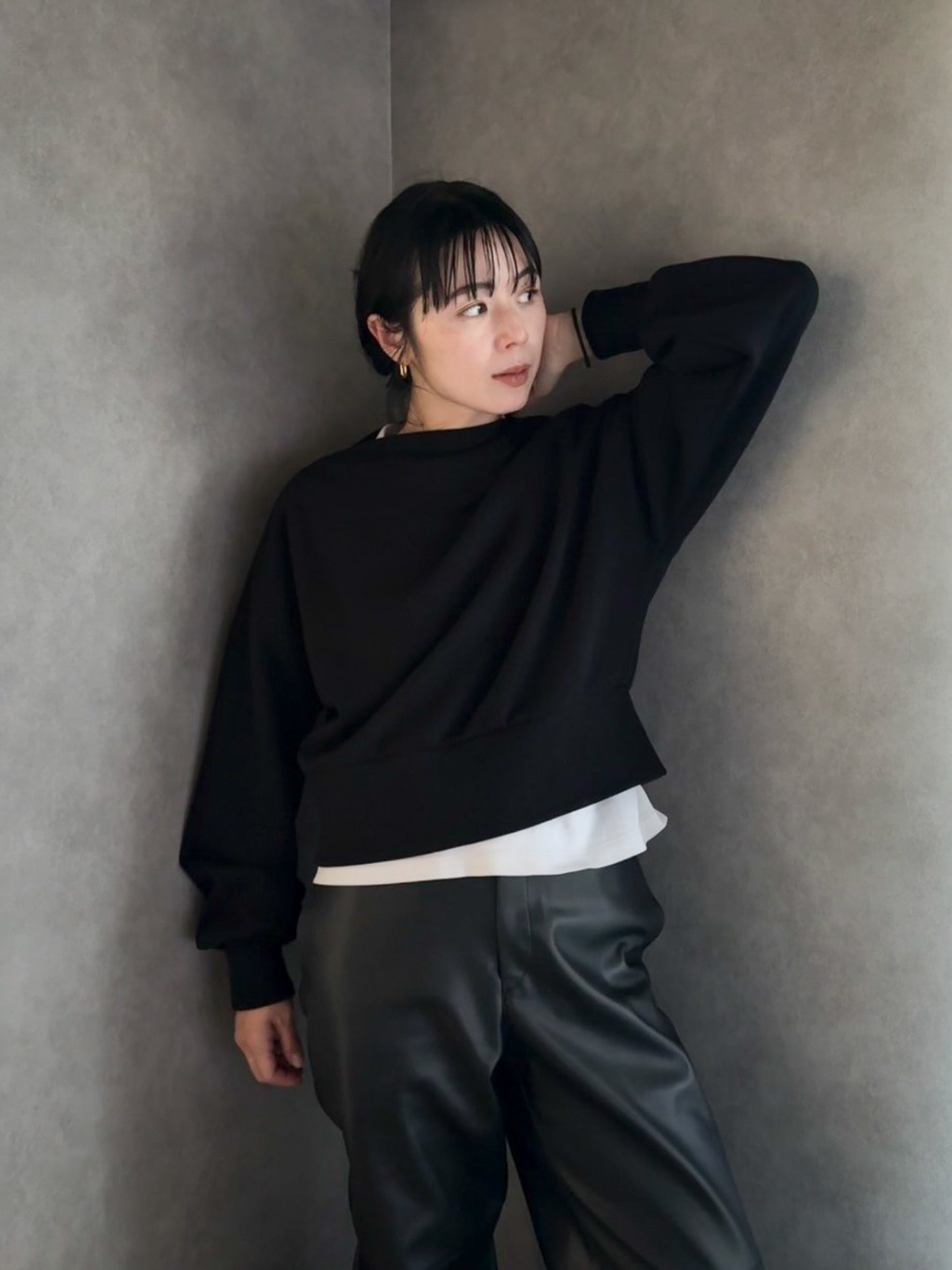 Edge neck sweater (2color)